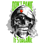 Imagem de um crânio estilizado com um boné, apresentando um coração vermelho e elementos gráficos de fumaça. O texto "Don't Panic It's Organic" é destacado em verde, criando uma estética ousada e divertida. Ideal para produtos relacionados a moda alternativa ou cultura pop.