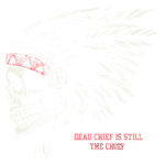 Ilustração de um crânio com um cocar de índio, simbolizando uma combinação de temas de morte e respeito cultural. A arte apresenta detalhes em vermelho e preto, com a frase "Dead Chief is Still the Chief" abaixo. Ideal para design de camisetas e produtos relacionados à cultura alternativa.
