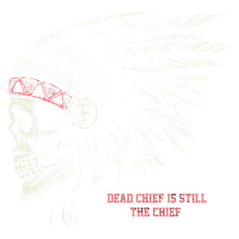Ilustração de um crânio com um cocar de índio, simbolizando uma combinação de temas de morte e respeito cultural. A arte apresenta detalhes em vermelho e preto, com a frase "Dead Chief is Still the Chief" abaixo. Ideal para design de camisetas e produtos relacionados à cultura alternativa.