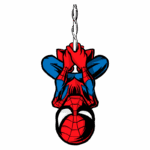 Homem-Aranha em pose de balanço, pendurado de cabeça para baixo com teia, em fundo verde.