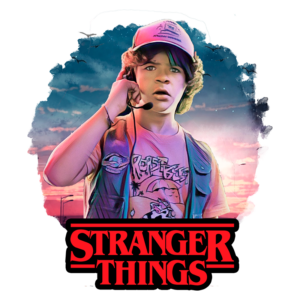 Personagem de "Stranger Things" segurando um microfone e utilizando um boné, em um fundo colorido com nuvens e aves, representando uma cena típica da série de ficção científica e terror.