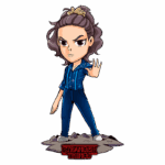 Personagem estilizado de "Stranger Things" com cabelos cacheados e coroa, usando uma camisa azul com bolinhas e calças azul. Ele faz um gesto com a mão, parecendo determinado, em um cenário que remete à série.