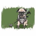 Pug estilizado vestindo camiseta com estampa de caveira, fumando um charuto e posicionado ao lado de uma arma e granada, em um cenário de fundo verde.