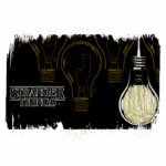 Imagem ilustrativa do logo de "Stranger Things" com lâmpadas acesas em um fundo escuro, destacando uma lâmpada que contém uma cena de floresta e um personagem sentado, evocando a atmosfera de mistério e aventura da série.