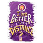 Texto criativo com a frase "I see better from a distance" em um fundo roxo, com elementos gráficos de arco e flecha, simbolizando visão e perspectiva. Ideal para temas de reflexão e autoconhecimento.