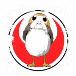 Porg cartoon caracterizado em um emblema estilo Star Wars, com fundo vermelho e preto, destacando sua expressão curiosa e olhar grande. Ideal para fãs da franquia e amantes de personagens icônicos.