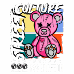 Imagem de um ursinho de pelúcia rosa com aparência desgastada, sentado em um fundo colorido. O design inclui as palavras "STREET CULTURE" e "SUPERIOR", com elementos gráficos que refletem a estética urbana e moderna. Ideal para representar a cultura de rua e moda alternativa.
