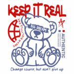 Imagem com ilustração de um urso estilizado, acompanhado de frases motivacionais como "KEEP IT REAL" e "BIG DREAM". O design inclui elementos gráficos como um globo e estrelas, enfatizando um estilo urbano e autêntico. Ideal para moda casual e inspiração positiva.