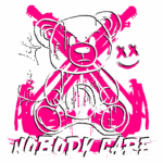 Ilustração de um urso de pelúcia estilizado com expressão zangada, cercado por elementos gráficos em rosa e preto. O design inclui a frase "Nobody Care" e "Free Life", com um fundo de linhas e manchas que evocam uma estética urbana e moderna. Ideal para moda streetwear ou arte contemporânea.