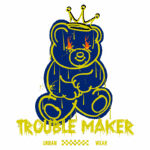 Desenho de um urso de pelúcia estilizado com coroa, lágrimas de fogo e grafite, com a frase "TRouble Maker Urban Wear" em destaque. Ideal para moda urbana e streetwear.