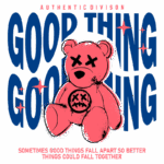 Urso de pelúcia estilizado em rosa com detalhes em preto, acompanhado de texto gráfico em azul e vermelho. A arte transmite a mensagem "Good Things Fall Apart" e "Authentic Division", refletindo uma estética urbana e contemporânea. Ideal para moda streetwear.