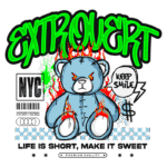 Imagem de um urso de pelúcia estilizado com chamas, com a palavra "EXTROVERT" em verde neon. O design inclui a frase "KEEP SMILE" e elementos gráficos relacionados a Nova York, destacando uma mensagem de positividade e vida curta. Ideal para moda urbana e cultura jovem.