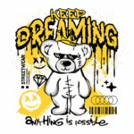 Ilustração de um urso estilizado com óculos escuros, apresentando a frase "KEEP DREAMING" em destaque, acompanhada de elementos gráficos como estrelas, um diamante e ícones de sorriso, em um estilo urbano e colorido, ideal para moda streetwear.