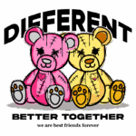 Imagem de dois ursinhos de pelúcia, um rosa e um amarelo, com costuras visíveis e corações em seus peitos. A frase "DIFERENTES, MELHOR JUNTOS" destaca a amizade única entre eles. Ideal para representar laços de amizade e aceitação.