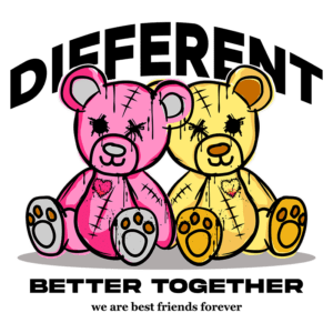 Imagem de dois ursinhos de pelúcia, um rosa e um amarelo, com costuras visíveis e corações em seus peitos. A frase "DIFERENTES, MELHOR JUNTOS" destaca a amizade única entre eles. Ideal para representar laços de amizade e aceitação.
