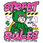Ilustração de um urso de pelúcia verde com detalhes em rosa, apresentando um estilo urbano e grafite. O fundo contém elementos de aviso, como uma faixa de "polícia" e frases como "Street Rules" e "Stay calm, patience goes a long way". A arte reflete uma estética de street art, com símbolos de dinheiro e setas, transmitindo uma mensagem de autenticidade e resiliência.