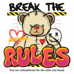 Urso de pelúcia com expressão séria, decorado com um coração vermelho e costuras visíveis, acompanhado do texto "BREAK THE RULES" e a frase "Você é lembrado pelas regras que quebra", em um fundo com linhas e padrões de advertência. Ideal para transmitir uma mensagem de rebeldia e individualidade.
