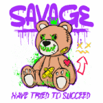 Ursinho estilizado com elementos gráficos vibrantes, incluindo a palavra "SAVAGE", um coração e adesivos, refletindo um design urbano e contemporâneo. Ideal para fãs de arte alternativa e moda streetwear.