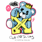 Ursinho azul com coroa e expressão divertida, segurando uma letra "X" amarela com a frase "NO MORE DRAMA". O fundo é colorido, com elementos gráficos adicionais. Estilo moderno e urbano, ideal para produtos de moda ou decoração.