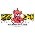 Ilustração de um urso de pelúcia rosa com uma coroa, cercado por chamas, acompanhado do texto "KEEP CALM". O design transmite uma mensagem de positividade e resiliência, destacando a frase "Keep calm and carry on smiling". Ideal para produtos relacionados a motivação e autoajuda.