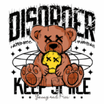 Urso de pelúcia estilizado segurando um emoji sorridente com olhos cruzados, acompanhado de texto gráfico que diz "DISORDER" e "KEEP SMILE", refletindo uma estética jovem e moderna. Ideal para moda streetwear e cultura urbana.