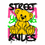 Ilustração de um urso de pelúcia amarelo com a frase "STREET RULES" em letras grandes e coloridas, destacando um estilo urbano e moderno. O fundo apresenta manchas de tinta em rosa e verde, criando um contraste vibrante.