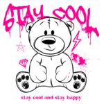 Urso de pelúcia estilizado com a frase "Stay Cool" em letras grandes e rosa, acompanhado de elementos gráficos como estrelas e um diamante, transmitindo uma mensagem alegre e descontraída. Ideal para produtos infantis ou decoração.