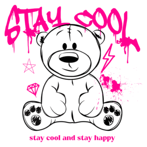 Urso de pelúcia estilizado com a frase "Stay Cool" em letras grandes e rosa, acompanhado de elementos gráficos como estrelas e um diamante, transmitindo uma mensagem alegre e descontraída. Ideal para produtos infantis ou decoração.
