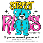 Ursinho de pelúcia estilizado em azul, com costuras visíveis, posicionado entre as palavras "STREET" e "RUGS" em um design urbano e colorido. O fundo destaca uma mensagem inspiradora sobre sonhar e viver.