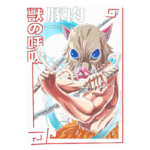 Ilustração de um personagem com máscara de javali, segurando armas e exibindo uma expressão determinada. O fundo apresenta elementos gráficos inspirados em anime, destacando o tema de combate e aventura.