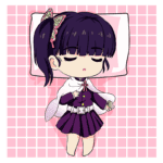 Personagem chibi feminino com cabelo preto e laço colorido, deitado em um travesseiro, usando uma roupa roxa e capa branca, em um fundo rosa com padrão quadriculado.