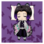 Personagem de estilo chibi deitado em uma cama com travesseiro, vestido com um manto colorido que lembra asas de borboleta, em um fundo roxo decorado com borboletas.