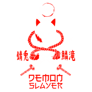 Imagem com um design gráfico que apresenta uma cabeça de gato estilizada, envolta em uma corda vermelha, com duas espadas cruzadas ao fundo. O gato possui uma expressão séria e uma marca vermelha no rosto. O texto em japonês e português complementa a arte, evocando elementos de cultura pop e anime. Ideal para fãs de design gráfico e ilustrações inspiradas em temas de aventura e ação.