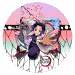 Personagem de "Demon Slayer" com cabelo roxo, vestindo um kimono colorido, estendendo a mão em um cenário florido com borboletas. O fundo apresenta flores de cerejeira e uma estética suave em tons de rosa e verde.