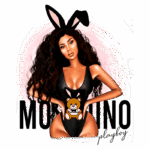 Imagem de uma mulher com cabelo cacheado e longo, vestindo um maiô preto com estampa de urso e orelhas de coelho. O fundo é rosa e conta com a palavra "MORRINO" em destaque, relacionada ao tema Playboy. Ideal para conteúdo sobre moda, estilo e cultura pop.