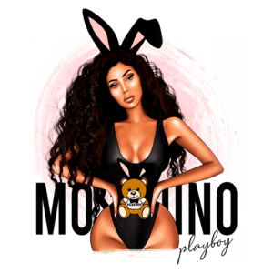 Imagem de uma mulher com cabelo cacheado e longo, vestindo um maiô preto com estampa de urso e orelhas de coelho. O fundo é rosa e conta com a palavra "MORRINO" em destaque, relacionada ao tema Playboy. Ideal para conteúdo sobre moda, estilo e cultura pop.