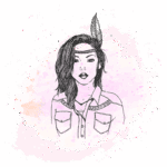 Ilustração de uma mulher com cabelo solto e faixa na cabeça, adornada com penas, em um fundo aquarelado rosa. A figura apresenta um estilo artístico minimalista, destacando uma camisa de botão e detalhes étnicos.