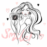 Ilustração de uma mulher segurando uma câmera fotográfica com cabelos longos e ondulados, rodeada por corações, acompanhada da palavra "Smile!" em estilo artístico. Ideal para temas de fotografia, beleza e positividade.