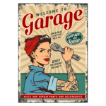 Imagem de um cartaz vintage de um garage, apresentando uma mecânica feminina com uma chave inglesa. O design inclui texto como "Bem-vindo ao Garage", "Peças Personalizadas Originais", "Serviço e Reparação" e "Mecânico 24/7 de Plantão". O fundo possui raios em estilo retrô, destacando a temática de reparos e manutenção automotiva.