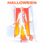 Imagem estilizada do personagem icônico de filme de terror, Halloween, emergindo de uma porta iluminada, empunhando uma faca. Elementos de Halloween, como uma abóbora esculpida e uma lápide com o nome "Judith Myers". Design vibrante em cores contrastantes, evocando uma atmosfera assustadora e temática do Halloween.