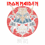 Arte de camisa da banda Iron Maiden, apresentando uma máscara samurai detalhada em tons de vermelho e azul, com elementos de design oriental e a inscrição "Iron Maiden" no topo. O fundo exibe padrões geométricos, destacando a temática cultural.