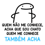 Desenho de um personagem cartoon com um corpo oval e sorriso, acompanhado pela frase "Quem não me conhece, acha que sou chato. Quem me conhece também acha." Ideal para expressar humor sobre percepções pessoais.