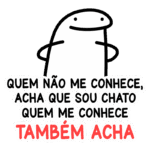 Personagem cômico branco com uma expressão divertida, acompanhado da frase "Quem não me conhece, acha que sou chato. Quem me conhece também acha". Ideal para conteúdo humorístico ou reflexivo sobre percepções pessoais.