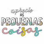 Texto colorido com a frase "aprecie as pequenas coisas", destacando a importância de valorizar os detalhes da vida. Ideal para mensagens inspiradoras e motivacionais.