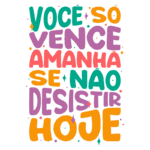 Texto motivacional colorido com a frase "Você só vence amanhã se não desistir hoje", destacando a importância da persistência e determinação. Ideal para inspirar e encorajar.