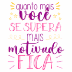 Texto motivacional colorido que diz "Quanto mais você se supera, mais motivado fica". Ideal para inspirar e encorajar o autodesenvolvimento e a superação pessoal.