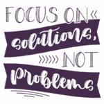 Texto artístico com a frase "Foque em soluções, não em problemas", destacando uma abordagem positiva e proativa na resolução de desafios.