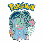 Bulbasaur vestido com um macacão azul, segurando uma cereja, com o logotipo "Pokémon" acima dele e um fundo com padrões em espiral. Ideal para fãs de Pokémon e colecionadores de itens relacionados.