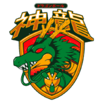 Imagem do logotipo do Dragão Shenron da série Dragon Ball, apresentando um dragão verde com chifres e olhos vermelhos, em um escudo colorido com inscrições em japonês.