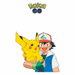 Ash Ketchum segurando Pikachu, personagens icônicos do jogo Pokémon GO, com o logotipo do jogo no topo da imagem.